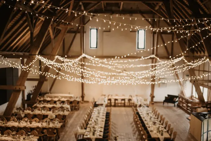 Großer Gastraum der Ailinger Mühle – rustikale Location für Feiern und Events in Biberach Großer Gastraum der Ailinger Mühle in Biberach, mit rustikalen Holzbalken, gemütlicher Einrichtung und Platz für Veranstaltungen.