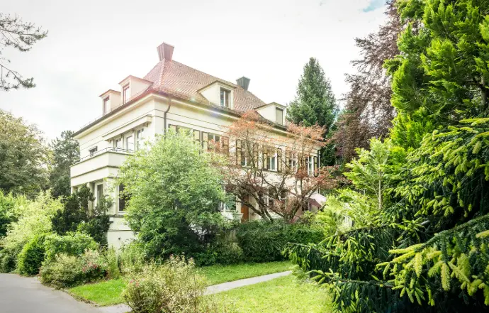 Baubar Biberach – moderne Eventlocation von außen Außenansicht der Baubar in Biberach an der Riß, moderne Architektur mit großen Fenstern und einladender Atmosphäre.