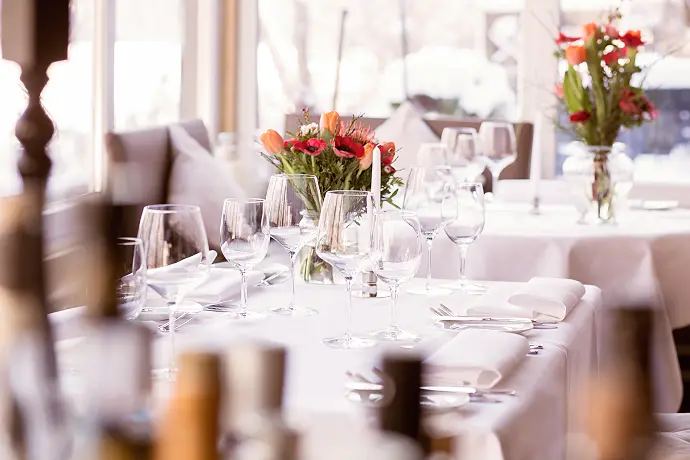 Festlich dekorierter Tisch mit Blumenarrangement und Kerzen im Haus am See