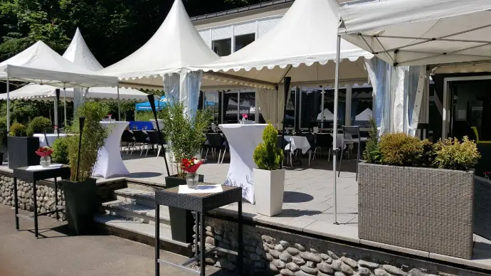 Terrasse des Haus am See mit festlich dekoriertem Partyzelt für Events