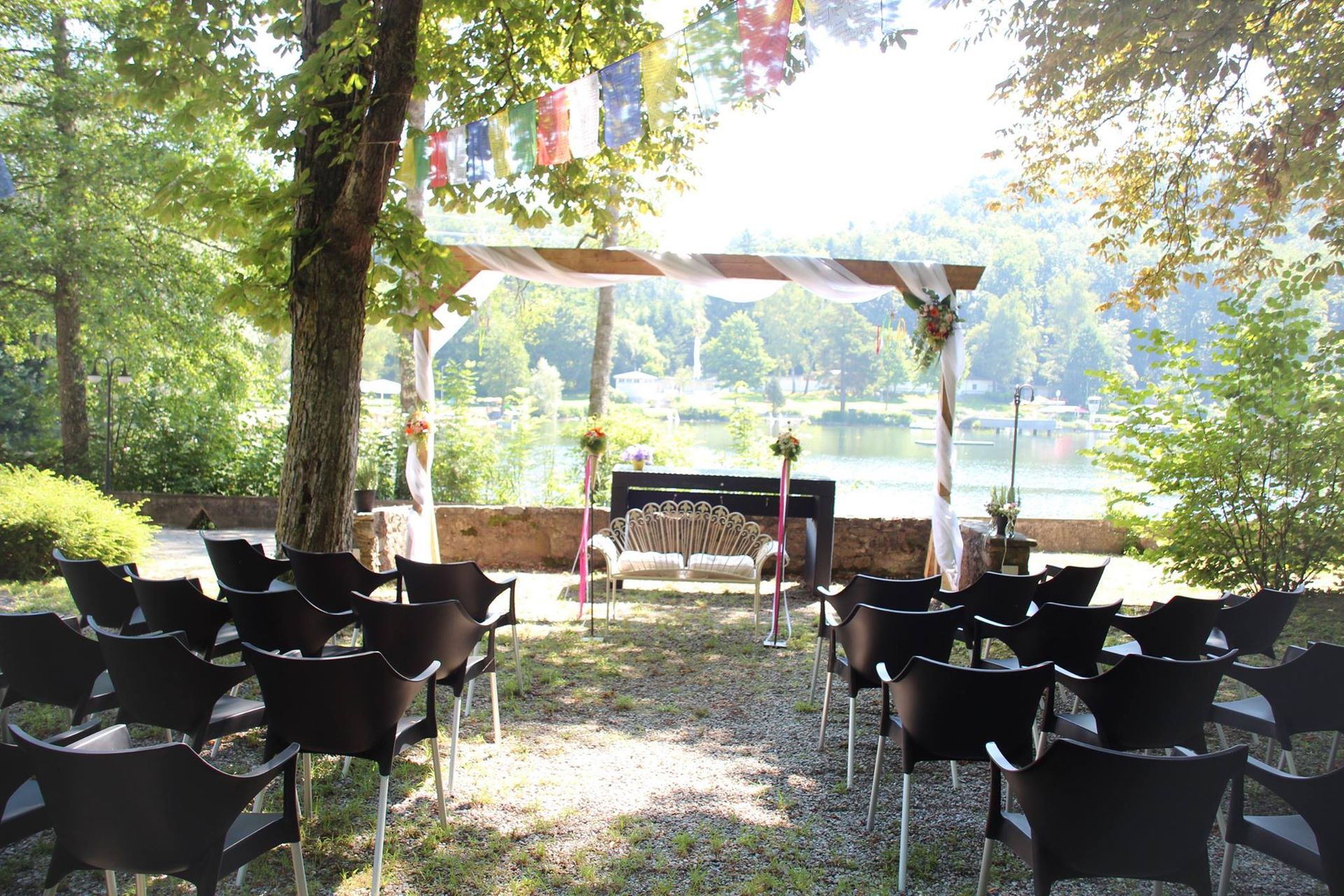 Traubogen aus Holz im Garten des Haus am See mit Blick auf den See im Hintergrund