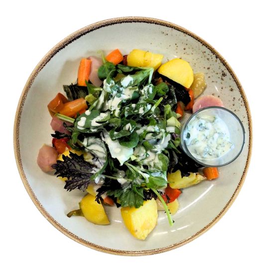 Gemischtes Ofengemüse mit Kräuterquark und Salat