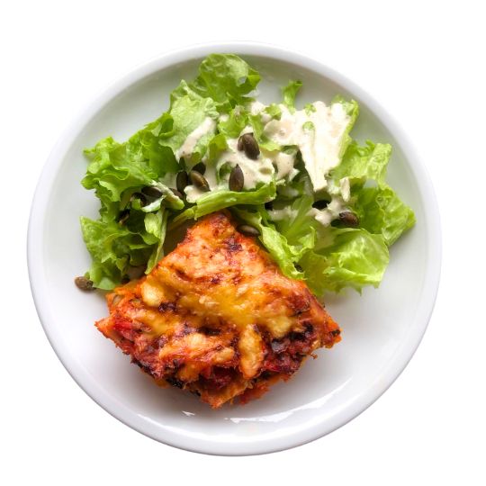 Rote Linsen Lasagne mit Gemüse und Blattsalat