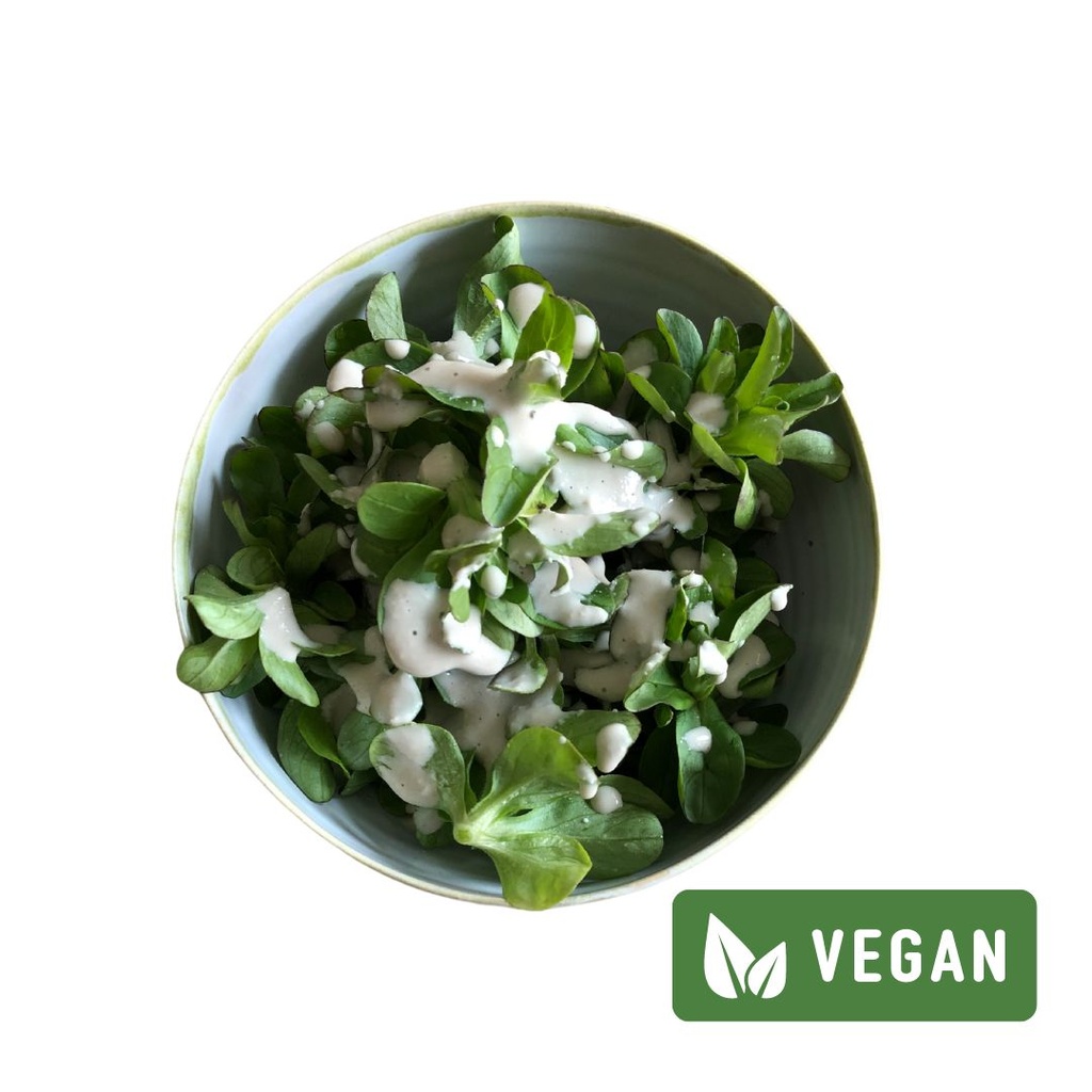 Frischer Freiland-Feldsalat aus eigenem Anbau mit Sonnenblumenkern-Dressing 