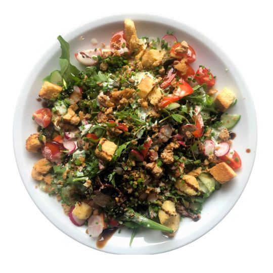 Frühlingssalat mit gebratenem Tofu, Croutons 