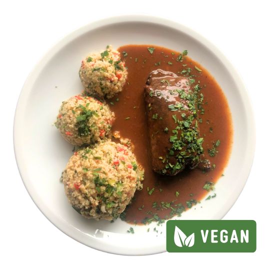 Vegane Roulade mit Räucher-Tofu dazu Couscous-Salat