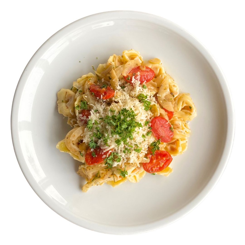 Tortellini mit Tomaten-Sahne-Soße und frischen Kräutern