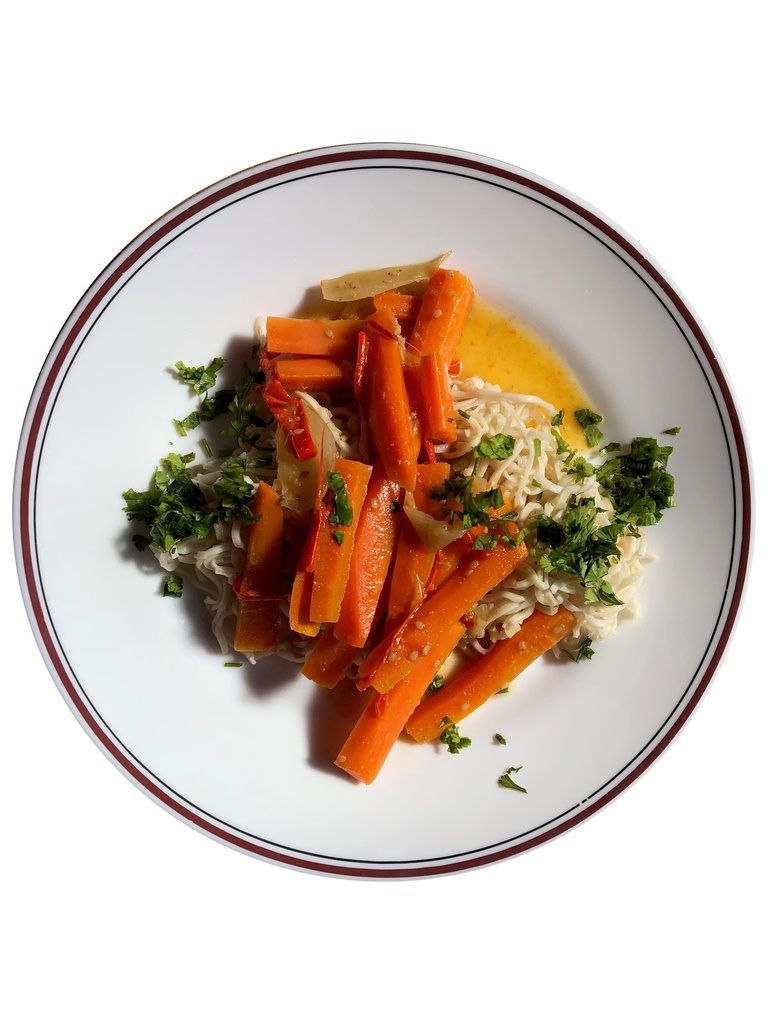 Scharfe Sesam-Schmormöhrchen mit Dinkel-MiNudeln