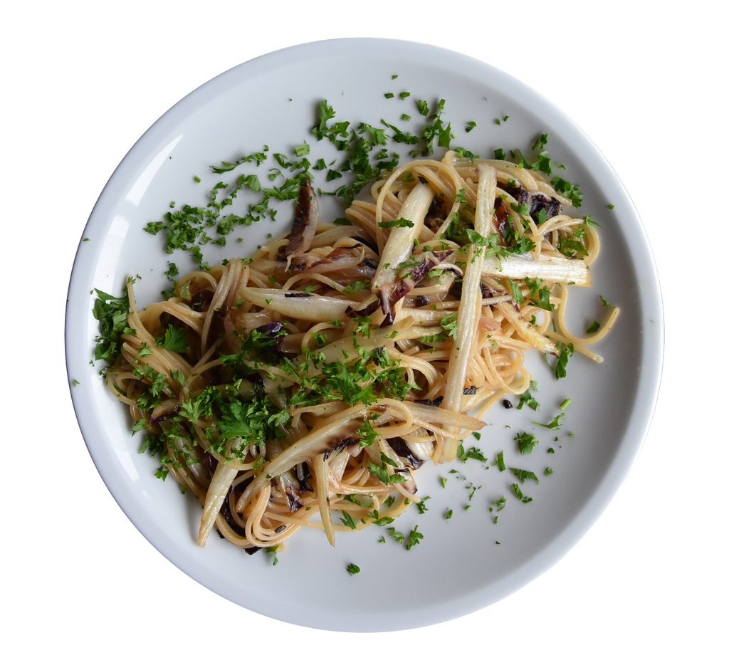 Dinkel-Spaghetti mit gebratenem Radiccio, Parmesan und Steinpilzen