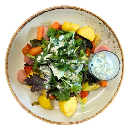 Gemischtes Ofengemüse mit Kräuterquark und Salat