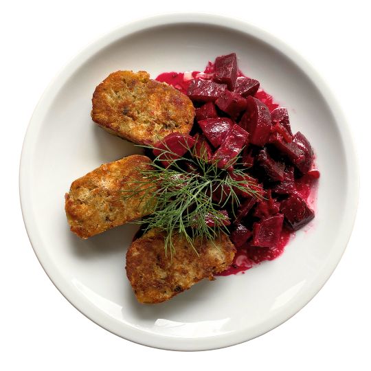 Serviettenknödel mit rote Bete-Meerrettichsoße