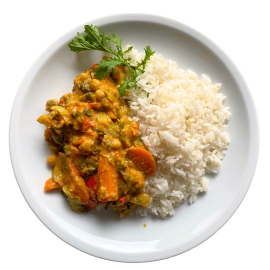 Thailändisches Kokoscurry mit Gemüse der Saison, dazu Reis