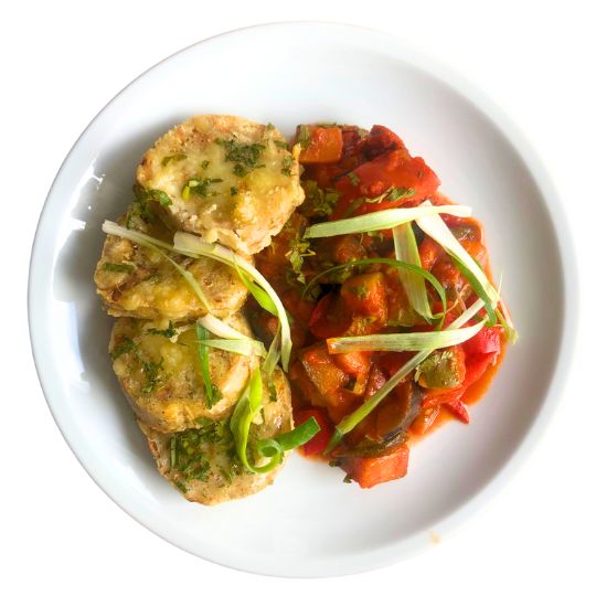 Überbackene Serviettenknödel mit Ratatouille-Gemüse