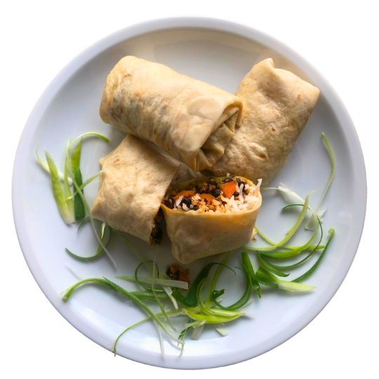 Burritos gefüllt mit Tofu, schwarzen Bohnen, Reis, Gemüse und Guacamole (2 Stück)
