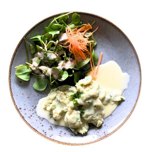 Kräuter-Knöpfle mit Käsesoße und Salat