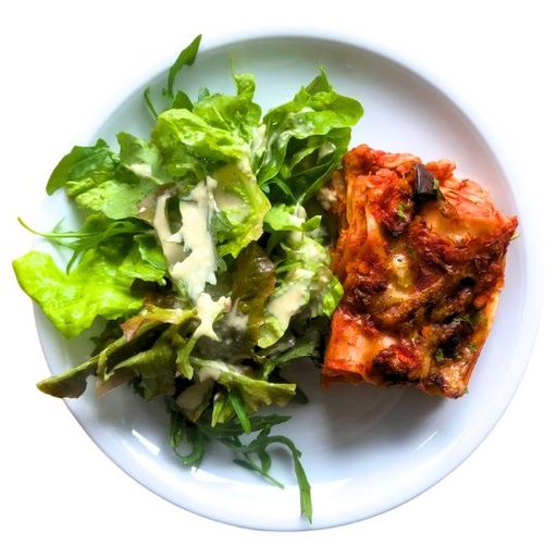 Rote Linsen Lasagne mit Gemüse und Blattsalat